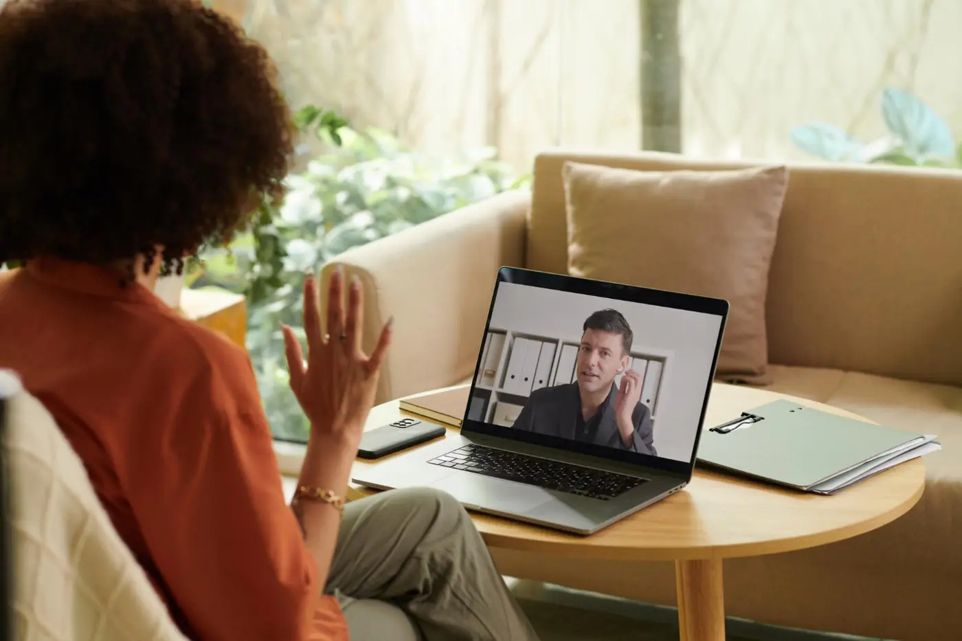 Pessoa em uma conversa por vídeo com um profissional, em casa